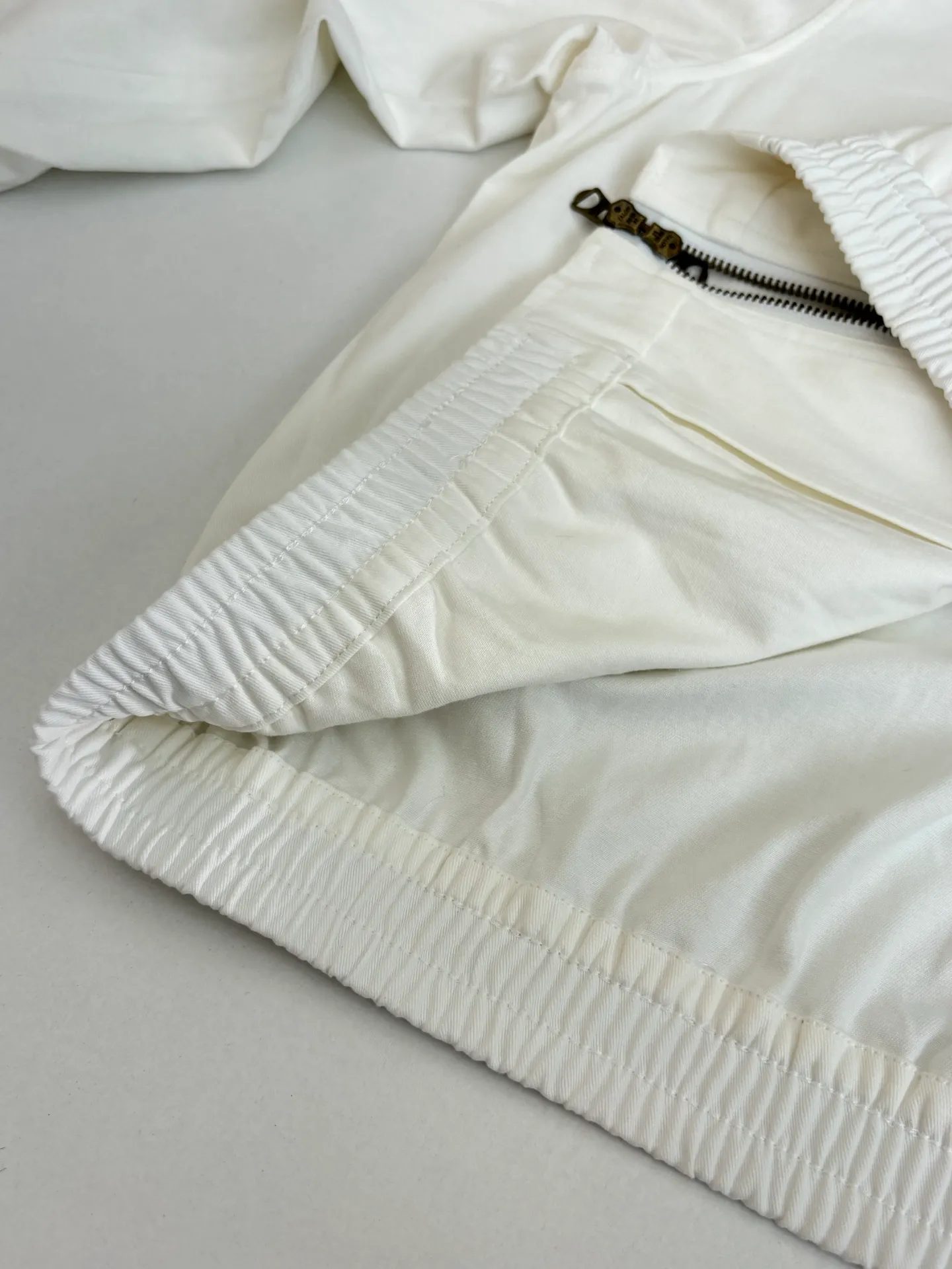P500 Ralph Laure*/Ralph Lauren Centaur embroidered zipper jacket. Customized cloud velvet white twill fine cotton. Adopts imported machine embroidery technology. Uses advanced computer control system and precision mechanical components to realize the iconic pony embroidery operation. High precision. Smooth and delicate lines. Template machine bag opening. Preset template to guide the position, shape and size of the bag opening. Accuracy ensures the quality of the bag opening effect. Size: S/M/L/XL